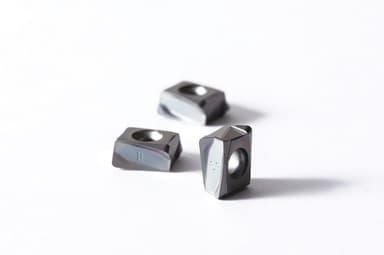 新材種を採用した切削チップ