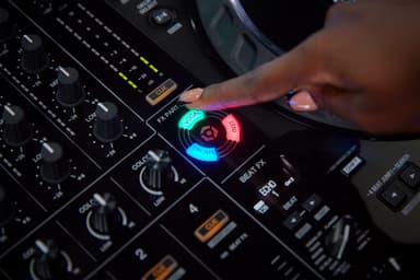特定のパートだけをエフェクトで加工した、リミックスパフォーマンスを実現