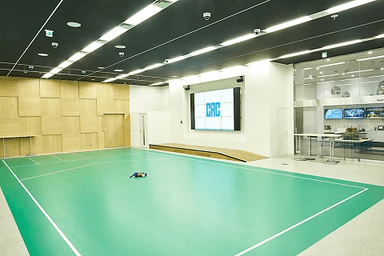 【画像】株式会社CAC Holdingsの本社1階にある、CACボッチャコート。壁面には天カメラと連携し、ゲームの盤面を映し出す大型モニターも備える