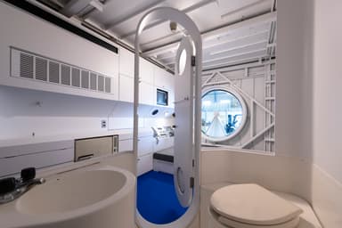 中銀カプセルタワービルのカプセルを活用したトレーラー(内観、写真：山田 新治郎)