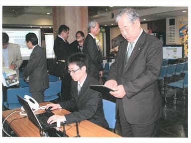 タブレット型端末を試験運用する伊藤町長