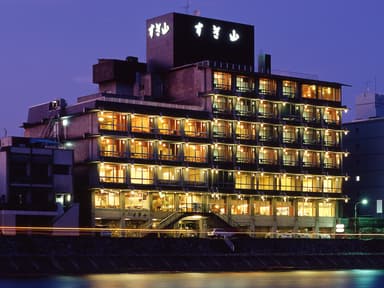 旅館「すぎ山」全景