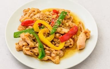 レモングラス入りの鶏肉五目野菜炒め