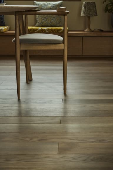 独特の味わい深い色彩の変化を楽しめる、草木染めの無垢挽板フローリング