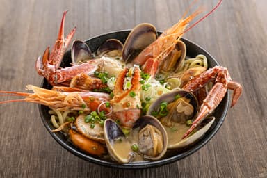 海鮮どっさり旨塩ラーメン　1&#44;500円(アレルギー：小麦　かに　えび　豚肉　鶏肉　大豆)