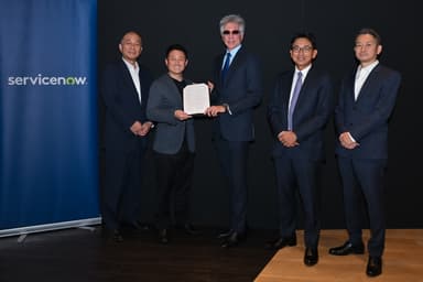 ジャパンシステム株式会社　代表執行役社長　斎藤英明(左)、株式会社Blueship　代表取締役　慶松大海(中央左手)、ServiceNow&#44; Inc.　 会長兼CEO　ビル・マクダーモット(Bill McDermott)(中央)、ServiceNow Japan合同会社　執行役員社長　鈴木正敏(中央右手)、株式会社ロングリーチグループ　パートナー　津田敬太郎(右)