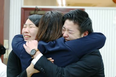 本番終了後、先生と抱き合って達成感を味わうメンバー