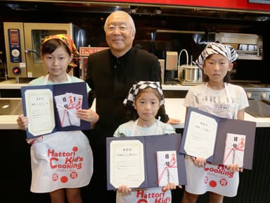 優勝者(左：小峰さん)、準優勝者(中央：丸山さん、右：小田さん)と服部校長