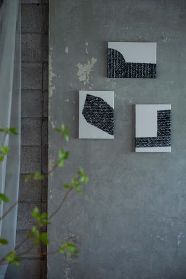 機械刺繍によって仕上げたドローイングパネル