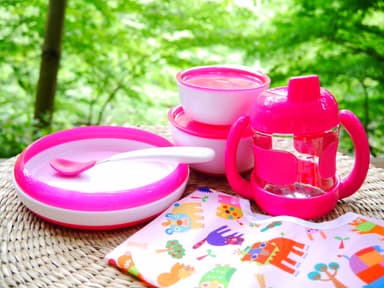 子どもにとっての使いやすさを追求したユニバーサルデザインの食器だからお食事も安心。