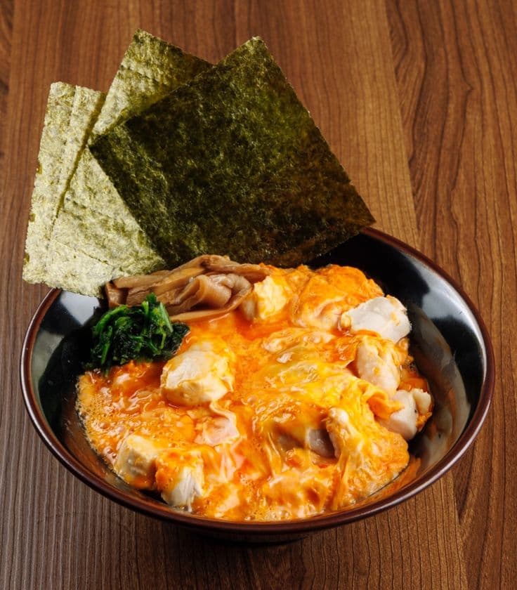 男子校・正則学園高等学校の生徒発案“オリジナル親子丼”が
四谷の鴨そば店で3月末まで期間限定提供　
コラボ企画の背景を公開！