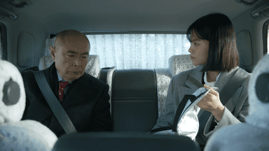 1話・車内でやりとりする真理子と榊原
