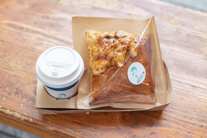 「高知プリン亭」自慢のプリンクリームをたっぷり詰め込んだ、
顔の隠れるほどボリューム満点「ブリュレパイ」を販売開始　
～地元の商店街を更に盛り上げる名物目指して！～