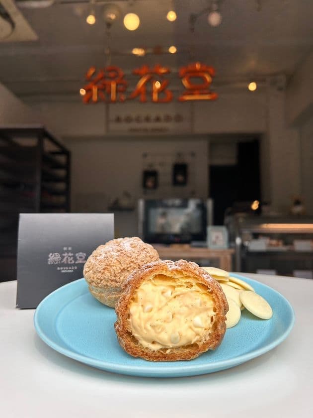 銀座緑花堂自由が丘店からこの時期限定のシュークリーム
「ホワイトチョコレートシュークリーム」を
3/14までの期間限定で発売！