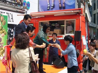 タイ農業普及局長らが配布