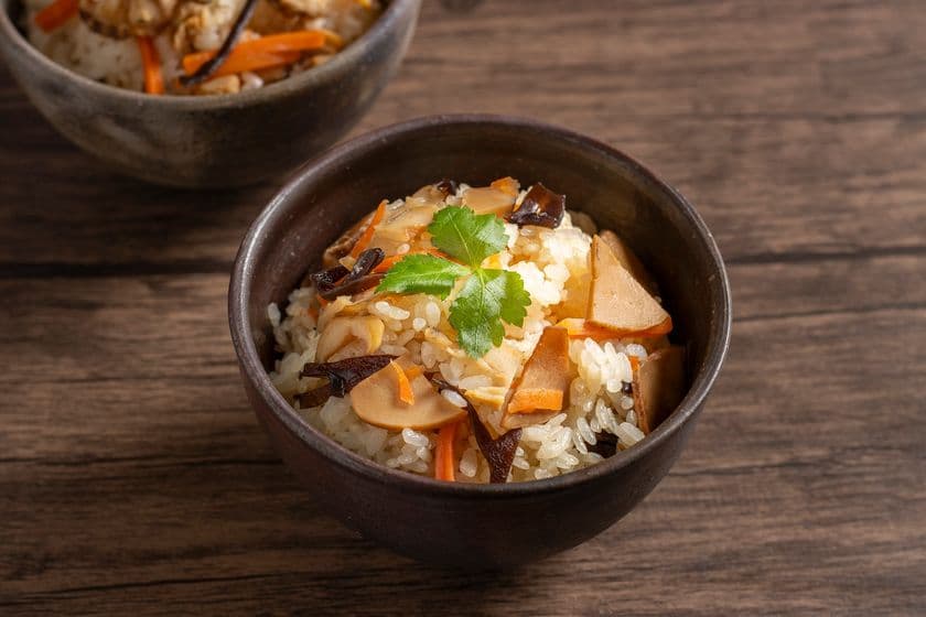 あわびやほたてを贅沢に使用し料亭のような味わいを楽しめる
釜めしの素2種がリニューアル　6月1日から全国に販路拡大
