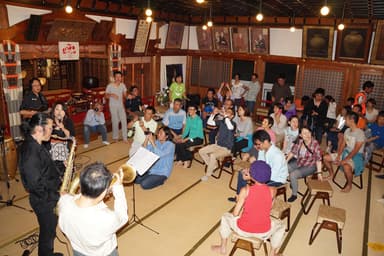 お遍路の岩本寺で地元バンドを招いてジャズパーティー