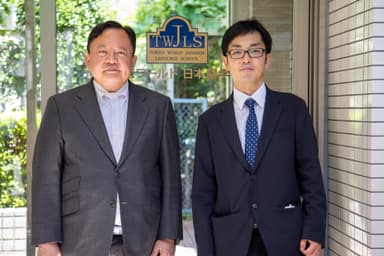(左)理事長／学校長の鎌田一宣氏、(右)教務 鎌田宣夫氏