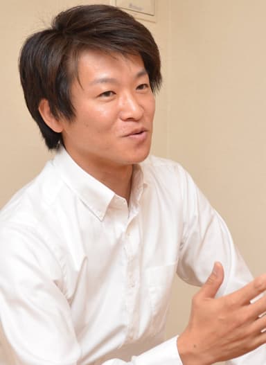 代表　山崎義也