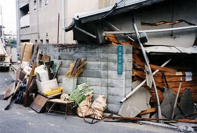 震災で家の倒壊を支えたブロック塀