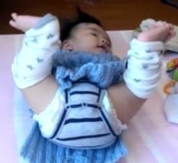 【足を活発に動かす赤ちゃん イメージ】