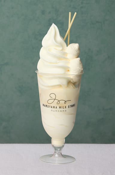 【円山牛乳販売店】「別海町Wソフトクリームの白いパフェ」