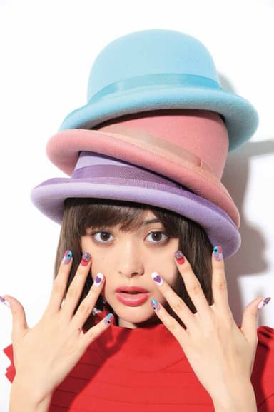 玉城ティナとハートのネイル