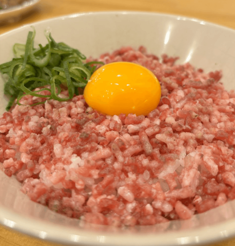 待ちに待った新米、
ご飯のお供に賞味期限が一瞬の秒速グルメが話題　
大人気テイクアウトグルメ、ごはんの熱で溶ける「馬とろフレーク」
　～「馬肉と新米決算セール」11月20日～12月1日開催～
