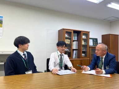 エシカルプロジェクトで話し合う上野社長（右）と若手社員