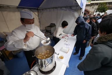 いわき市産サンマのつみれ汁とメヒカリの唐揚げを求め長蛇の列ができる