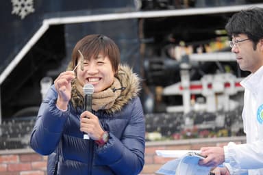 スタッフから提供されたメヒカリの唐揚げに満面の笑みを浮かべるしずちゃん
