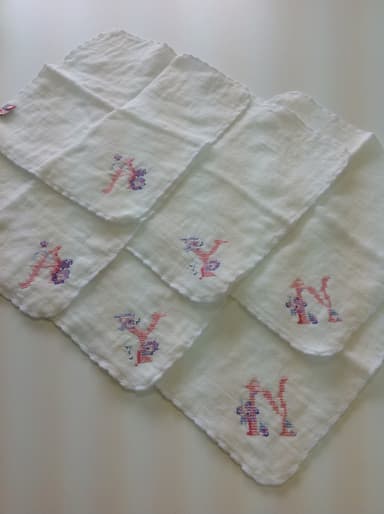 今治タオルアルファベット刺繍入りガーゼハンカチ