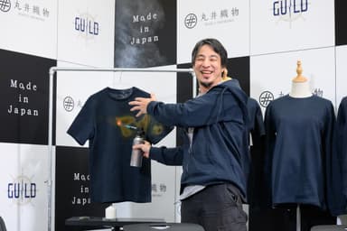ガスバーナーで衣服をあぶる西村博之(ひろゆき)さん