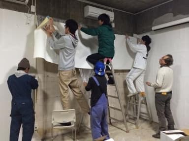 教授・学生による内装作業の様子