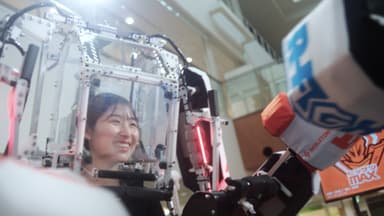 ロボットを装着した女性2