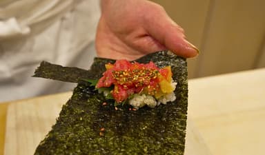 海苔は老舗「金子海苔店」より厳選した本場有明産を使用しております。特に香り豊かで口どけの良い『青飛』を採用。