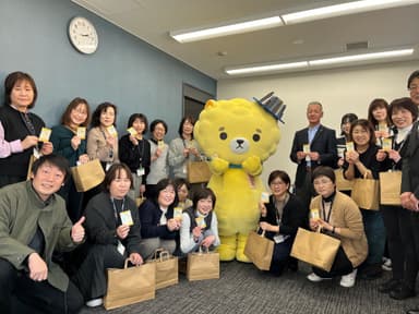 園長先生への贈呈の様子