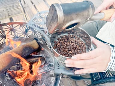 ◆“煎る・挽く・淹れる”を全部自分で作るたき火焙煎コーヒー　2&#44;400円(税込)