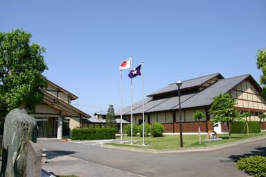 展示会場／日本絹の里外観