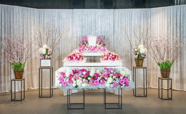 花で彩るお葬式「とむらび」の花祭壇(2)