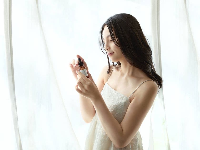 話題の“ヒト幹細胞コスメ”に無名の
新興スキンケアブランド『EXOLABEL(エクソレーベル)』が参入　
香りで楽しむ”次世代”のご褒美エイジングケア美容液をローンチ