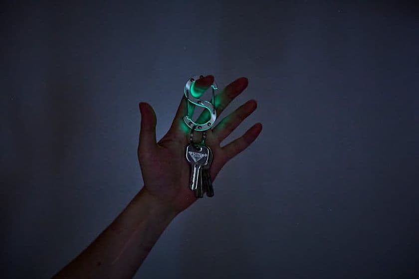 愛知×埼玉の町工場が手を組んだ！
光り纏うカラビナ「Dura-glow」誕生　
蓄光樹脂とジュラルミンが融合したS字型カラビナ