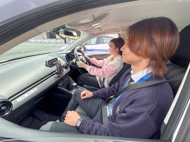 外国語自動翻訳機を活用した教習の様子