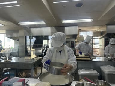 菓子を製造する利用者様