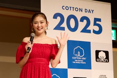手を振るゆうちゃみさん