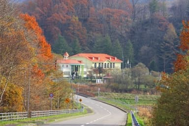 美しい景観から眺める美術館外観