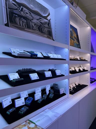 調光器や制御機器類も実物を展示しております