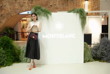 カシスカラーのバッグを鮮やかに着こなしていた。