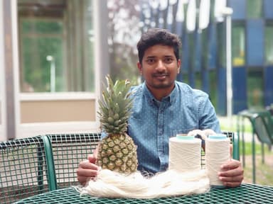 Re-Root Tex Solution社代表のバングラディッシュ人ローニーさんとパイナップル繊維