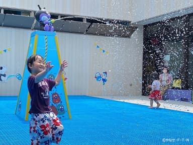 ばいきんまんがみんなに水をかけてくる！